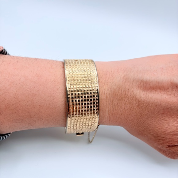 Vintage Gold Tone Wide Cuff Bracelet Textured Hinged Bangle Safety Chain - Picture 6 of 15